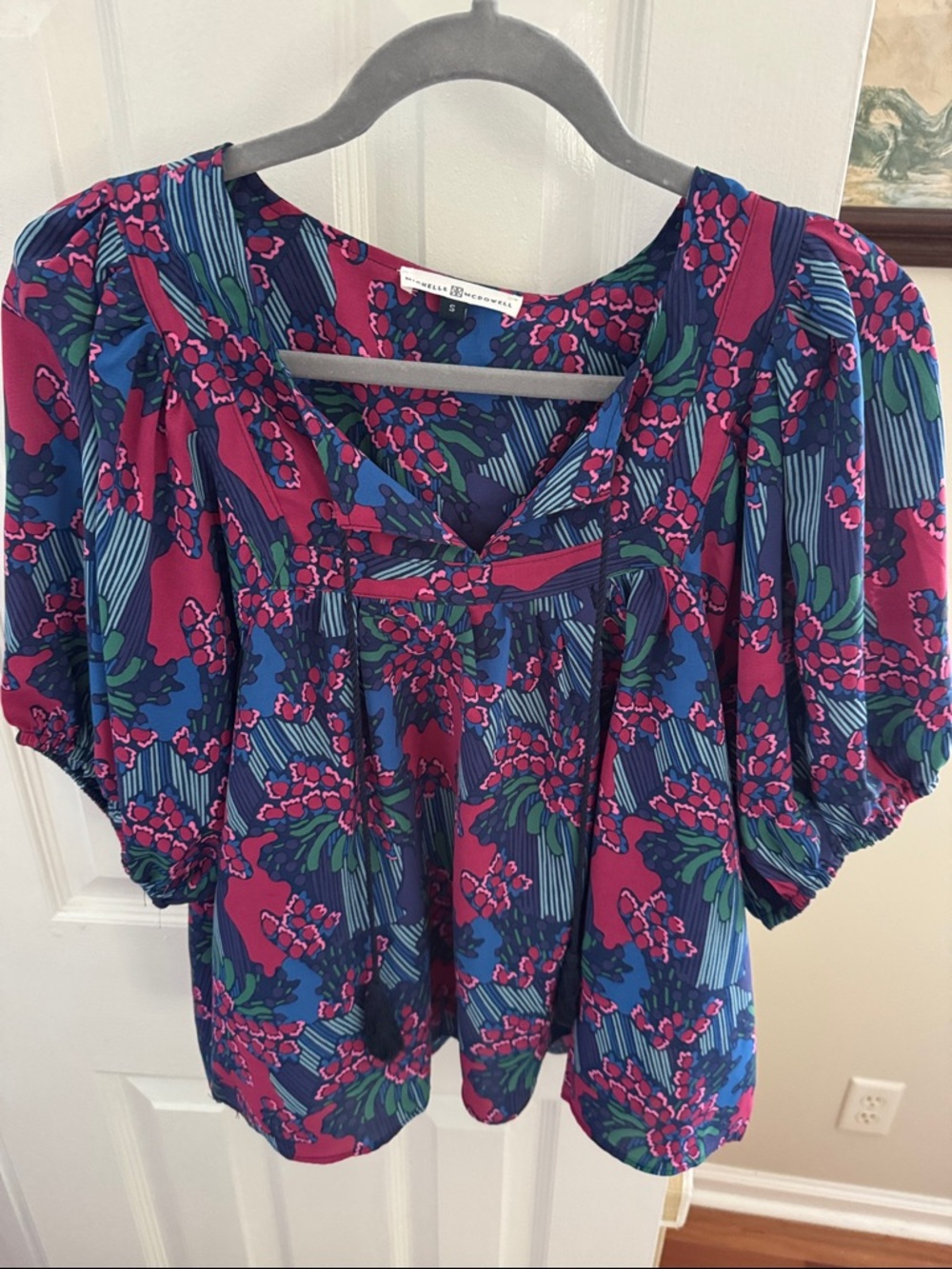 Bright Floral Puff-Sleeve Blouse in Fuchsia and Navy